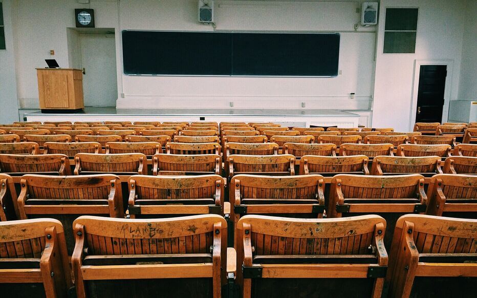 Photo Le Parisien / Pixabay salle de classe étudiants sans master omnes education rentrée 2022
